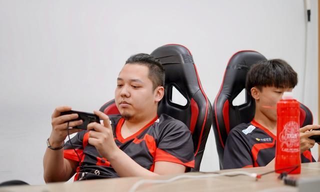 ag爱思称6.6命不值钱,六哥自称抗压能力强,爱思:那是挨揍天赋