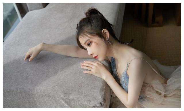 冯提莫红毯露背装一转身令网友调侃这后背不拔火罐可惜了