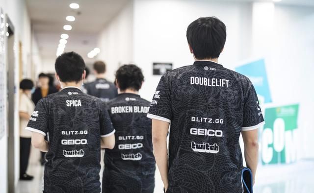 由于tsm战队无法在小组赛第二轮比赛开始之前完成调整,他们的糟糕表现