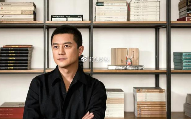 海哈金喜带女儿去公园散步，产后身材恢复完美，宝宝看上去很精神休闲区蓝鸢梦想 - Www.slyday.coM