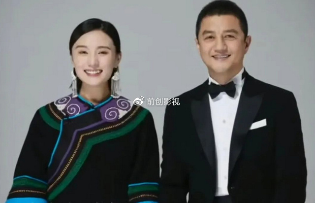 海哈金喜带女儿去公园散步，产后身材恢复完美，宝宝看上去很精神休闲区蓝鸢梦想 - Www.slyday.coM