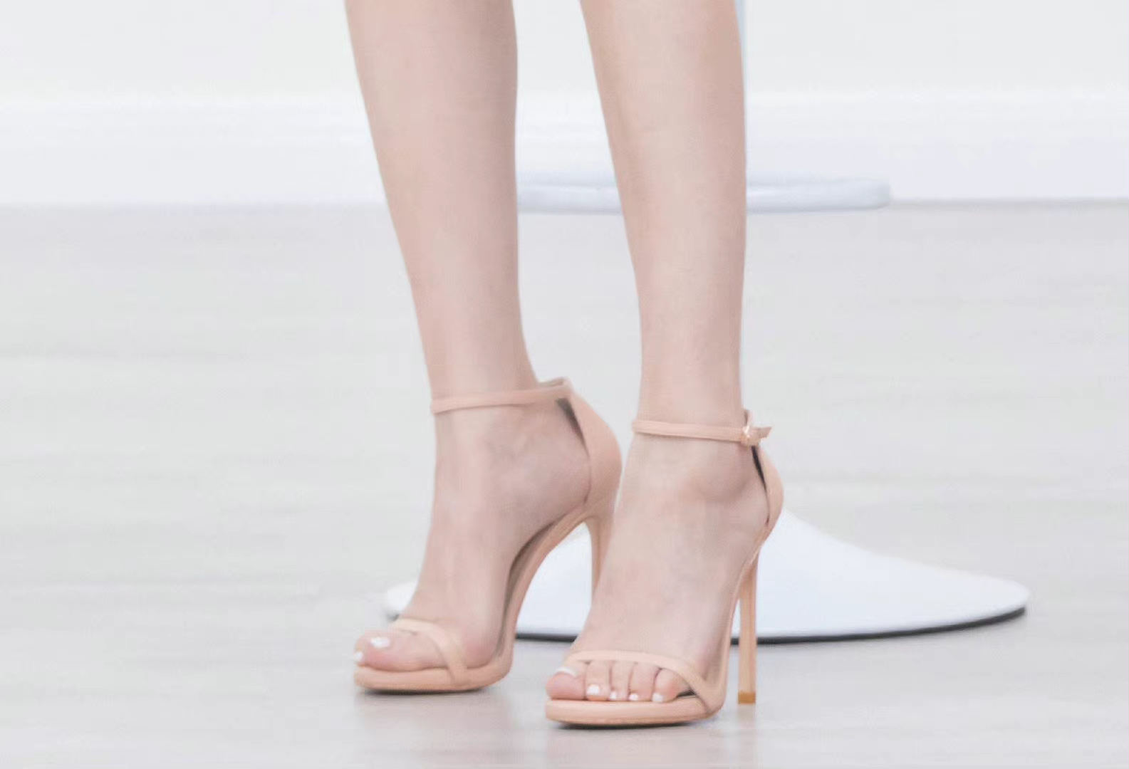 佟丽娅一字带高跟鞋