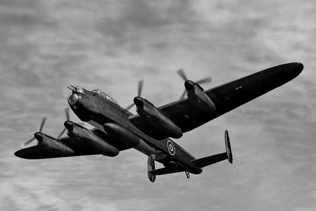 名不见经传,二战期间英国研制的四发重型轰炸机,"林肯"轰炸机