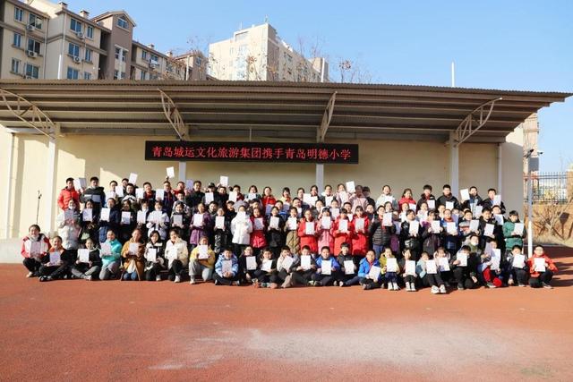 "2021年12月31日,在青岛明德小学的操场上,学生们争先恐后地回答由城