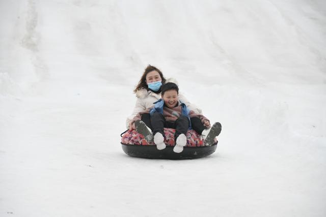 2022年2月13日,河北省广平县赵王城滑雪场孩子们在享受冰雪所带来的