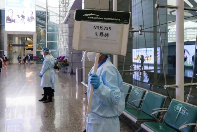 广州白云机场，家属在等待MU5735乘客的消息休闲区蓝鸢梦想 - Www.slyday.coM