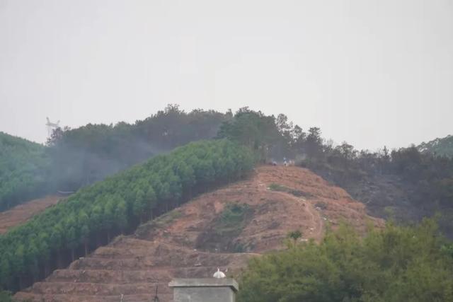 广州白云机场，家属在等待MU5735乘客的消息休闲区蓝鸢梦想 - Www.slyday.coM