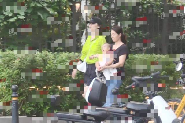 海哈金喜带女儿去公园散步，产后身材恢复完美，宝宝看上去很精神休闲区蓝鸢梦想 - Www.slyday.coM