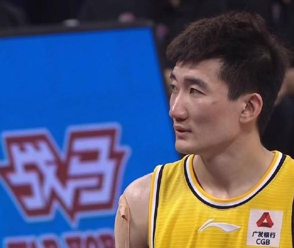 孙铭徽拿球砸人！大学生动作太隐蔽，球迷：欺负学生？休闲区蓝鸢梦想 - Www.slyday.coM