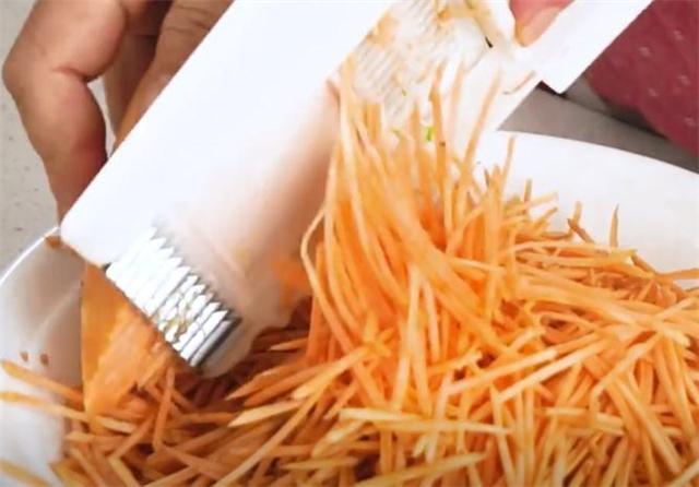 红薯新做法,不蒸不烤不烙饼,香甜可口,孩子一口一块,直说好吃休闲区蓝鸢梦想 - Www.slyday.coM 红薯新做法,不蒸不烤不烙饼,香甜可口,孩子一口一块,直说好吃休闲区蓝鸢梦想 - Www.slyday.coM