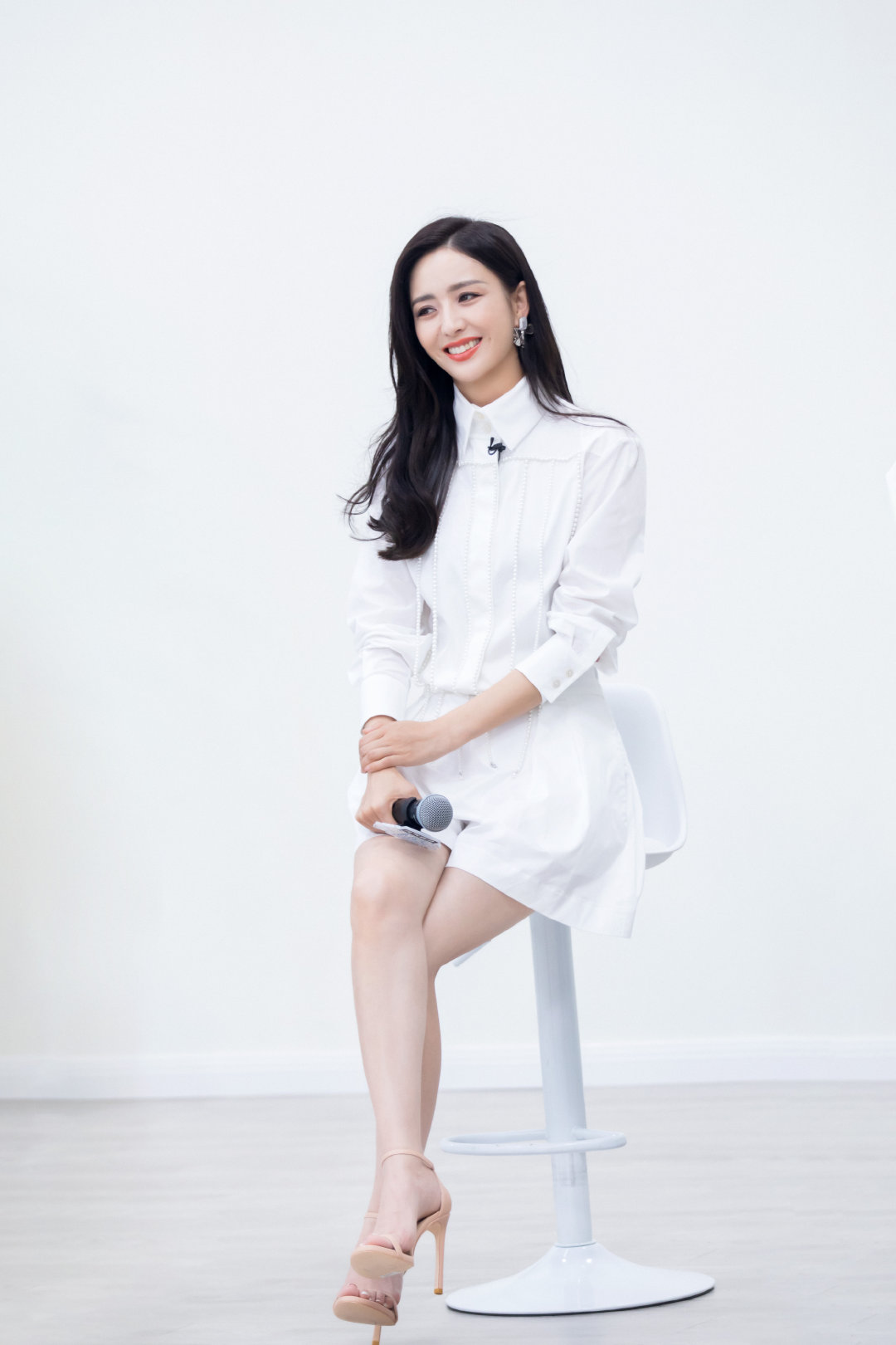 佟丽娅一字带高跟鞋