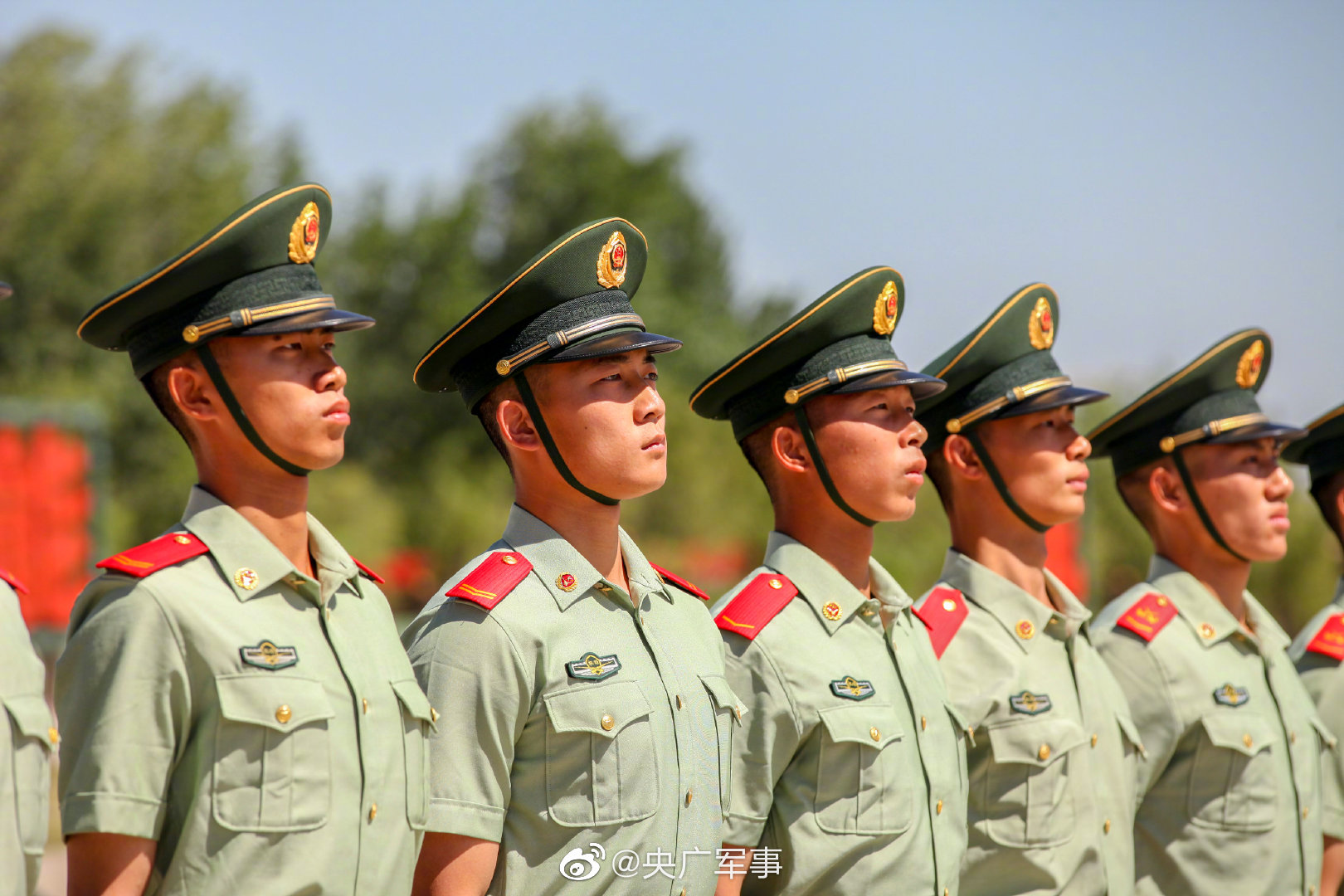 齐刷刷!武警官兵队列会操治愈强迫症