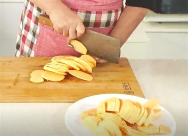 红薯新吃法,卷一卷,蒸一蒸,没想到居然这么好吃,比吃肉都过瘾休闲区蓝鸢梦想 - Www.slyday.coM 红薯新吃法,卷一卷,蒸一蒸,没想到居然这么好吃,比吃肉都过瘾休闲区蓝鸢梦想 - Www.slyday.coM