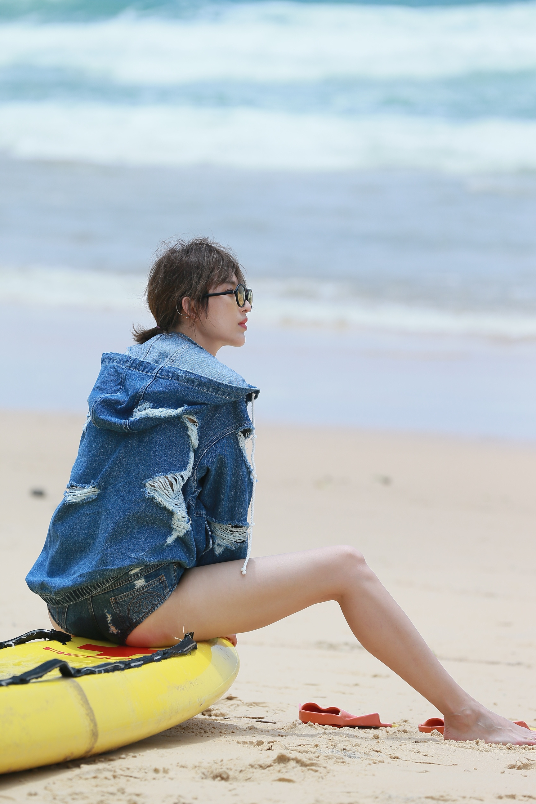 张俪沙滩冲浪大片