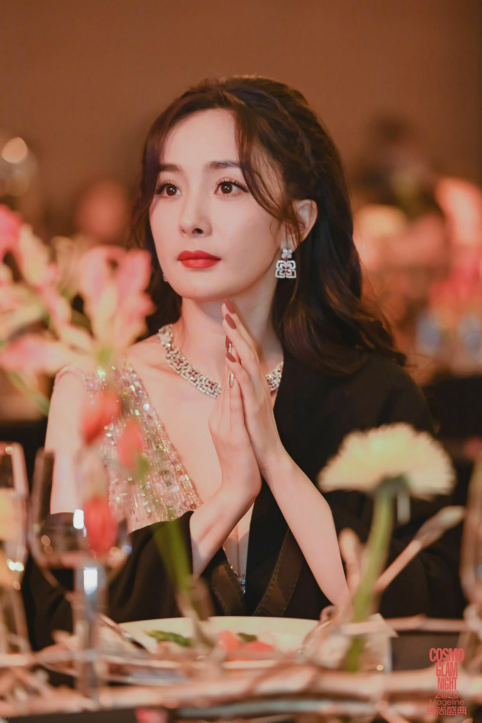 说实话,我更喜欢杨幂的内场/晚宴图,靠一些颜值和氛围…… cr|杨幂