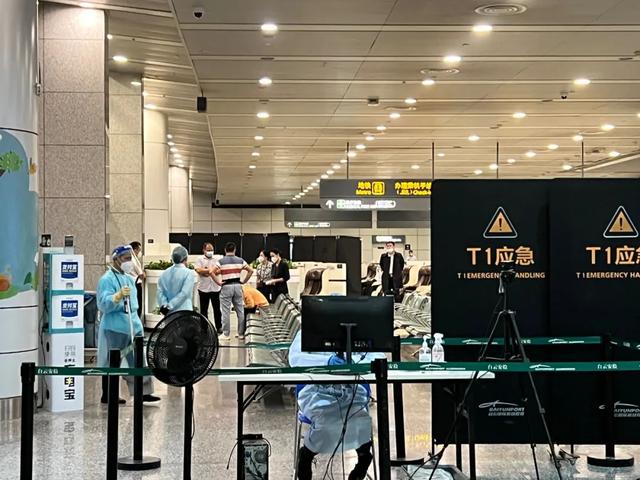 广州白云机场，家属在等待MU5735乘客的消息休闲区蓝鸢梦想 - Www.slyday.coM