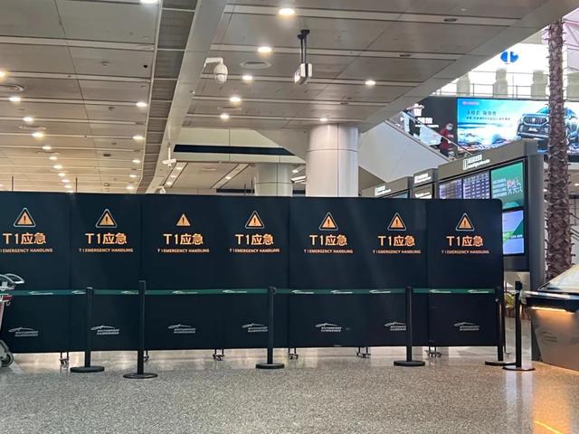 广州白云机场，家属在等待MU5735乘客的消息休闲区蓝鸢梦想 - Www.slyday.coM