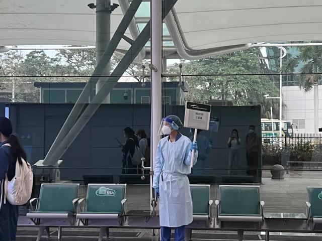 广州白云机场，家属在等待MU5735乘客的消息休闲区蓝鸢梦想 - Www.slyday.coM