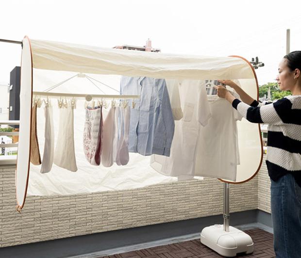 为什么日本人在阳台晒衣服外面要挂一张薄膜