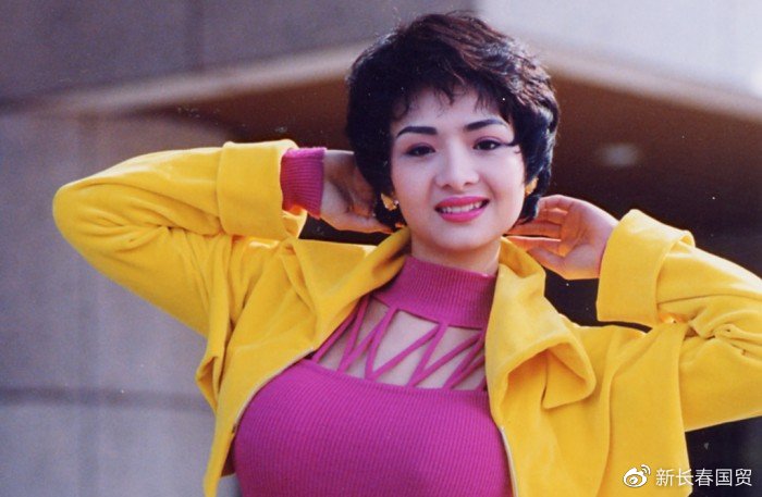 还记得一代波神叶子楣吗57岁近照曝光招牌凶器分量未减