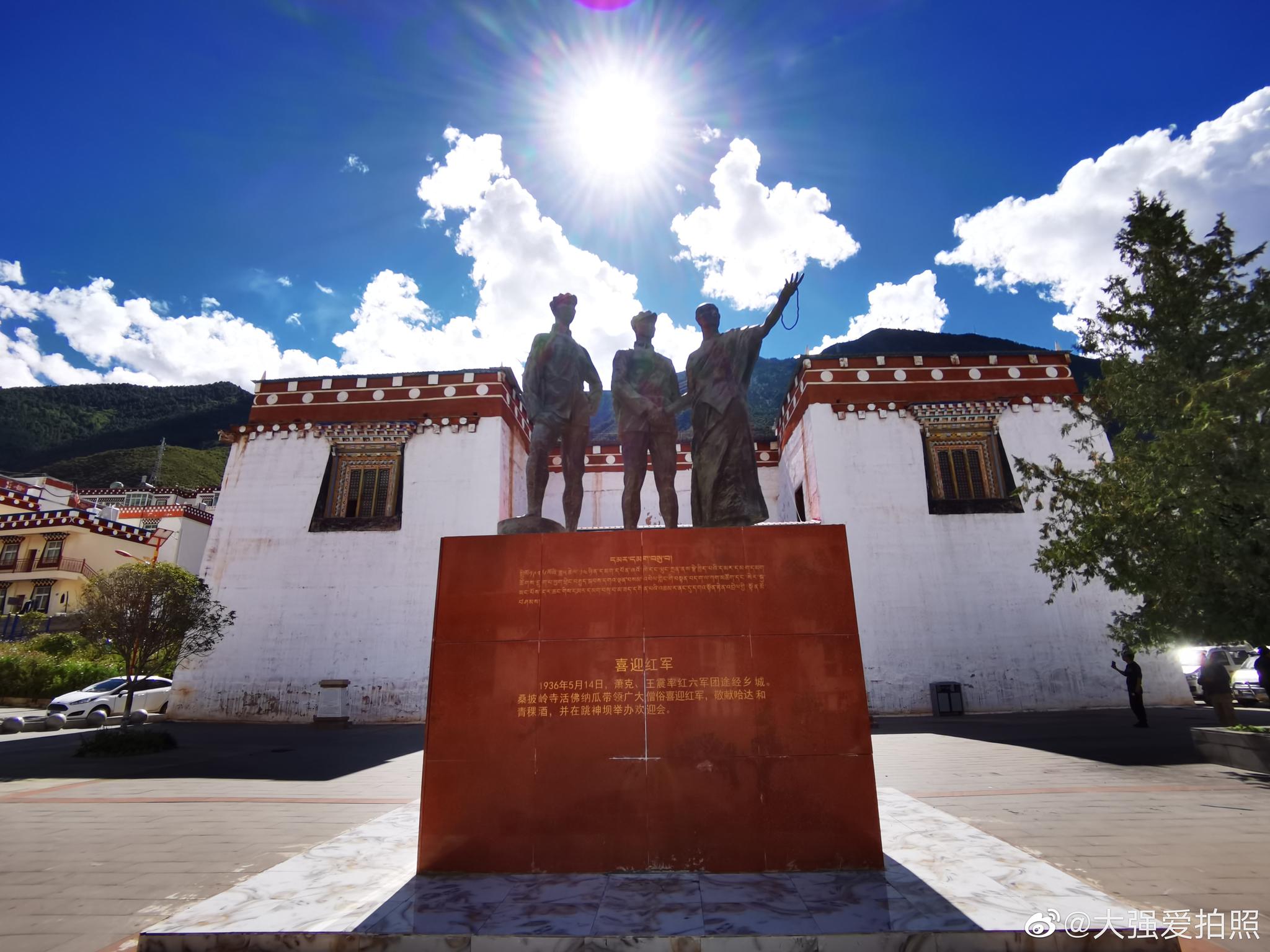 乡城红军长征纪念馆通过文物展品,历史图片和场景介绍的方式回顾了红