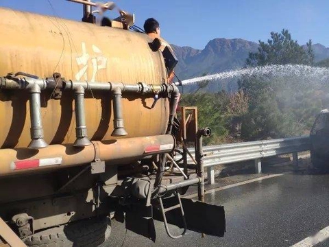 货车着火,洒水车刚好路过如神兵天降!