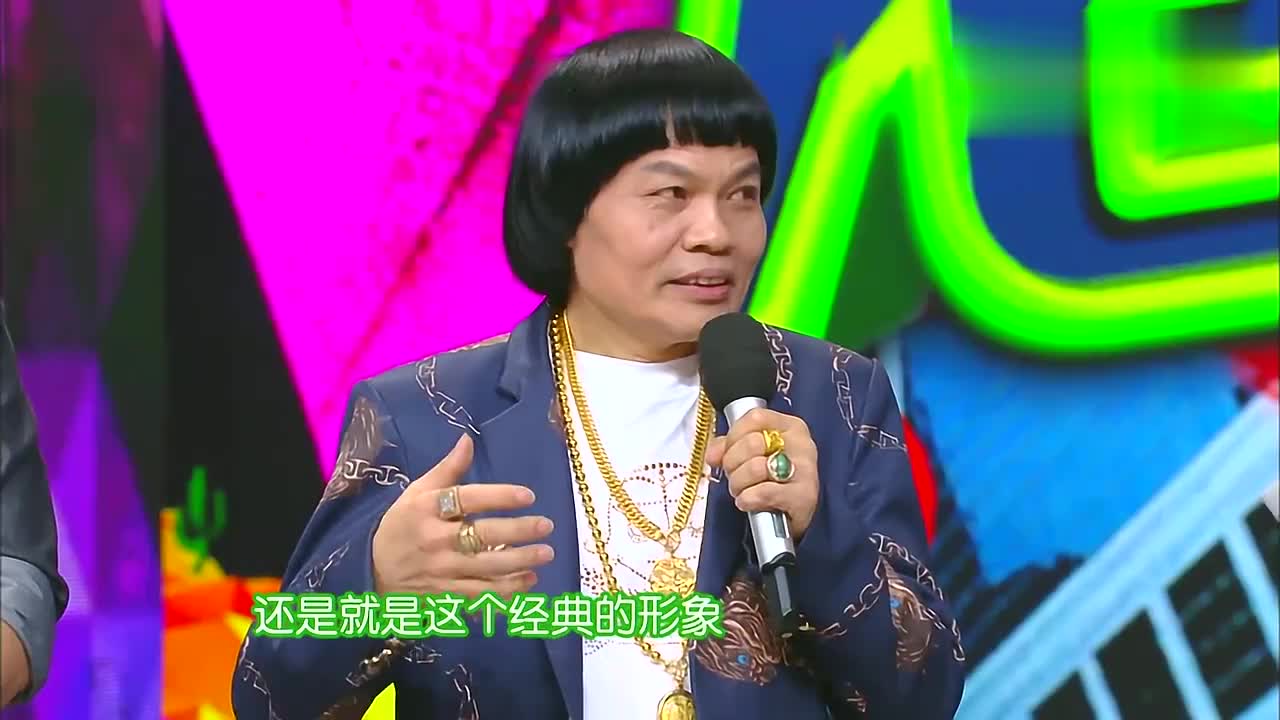 八两金36年没换过发型随时随地梳头发一旁的徐峥亮了