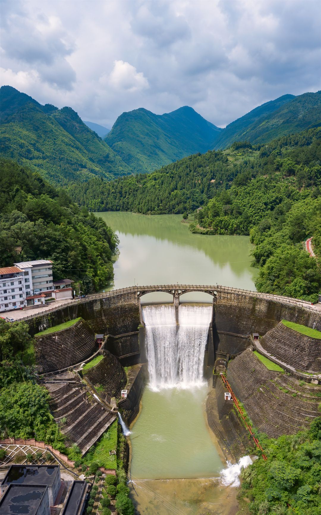 胜天湖,位于金刀峡镇胜天湖村神仙洞组.