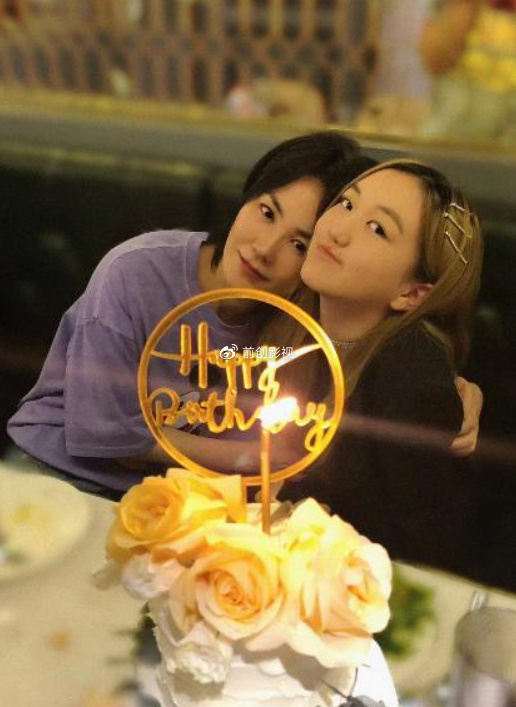 海哈金喜带女儿去公园散步，产后身材恢复完美，宝宝看上去很精神休闲区蓝鸢梦想 - Www.slyday.coM