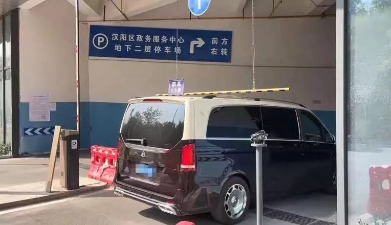 地下车库入口处,观察发现,多数车辆都能顺利进入,车顶距离限高架尚有