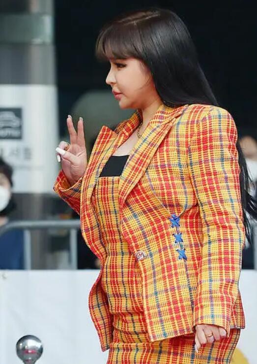 前韩国顶级女团成员朴春近照发福僵硬,36年来她一共换了十几次脸