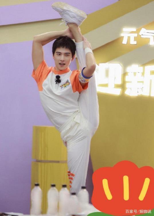 从军艺到演员的转变已经有十多年的时间,杨洋可能适合了自己的一字马