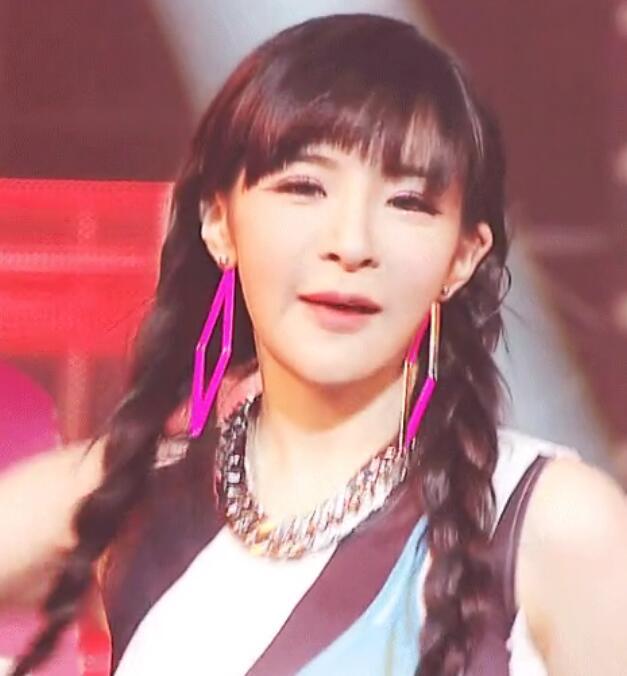 前韩国顶级女团成员朴春近照发福僵硬,36年来她一共换了十几次脸