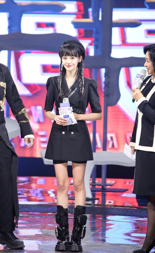 郑爽为显腿长放大招把马丁靴加长到小腿哪知效果a爆了