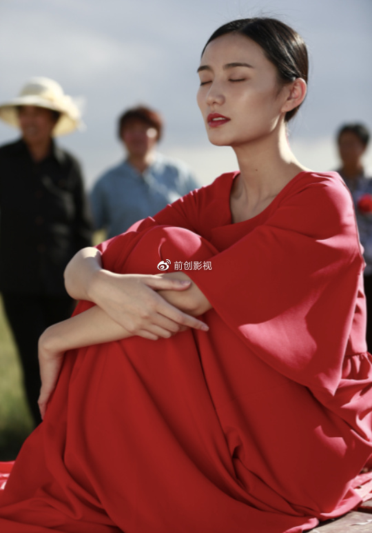 海哈金喜带女儿去公园散步，产后身材恢复完美，宝宝看上去很精神休闲区蓝鸢梦想 - Www.slyday.coM