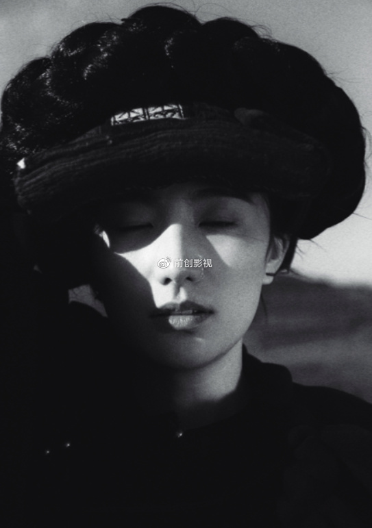 海哈金喜带女儿去公园散步，产后身材恢复完美，宝宝看上去很精神休闲区蓝鸢梦想 - Www.slyday.coM