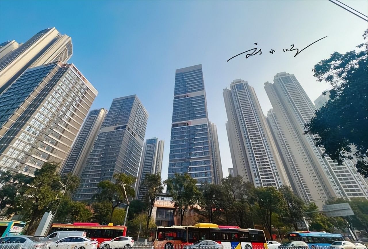 广州有个广钢新城就在荔湾区高楼很密集房价还已经很贵