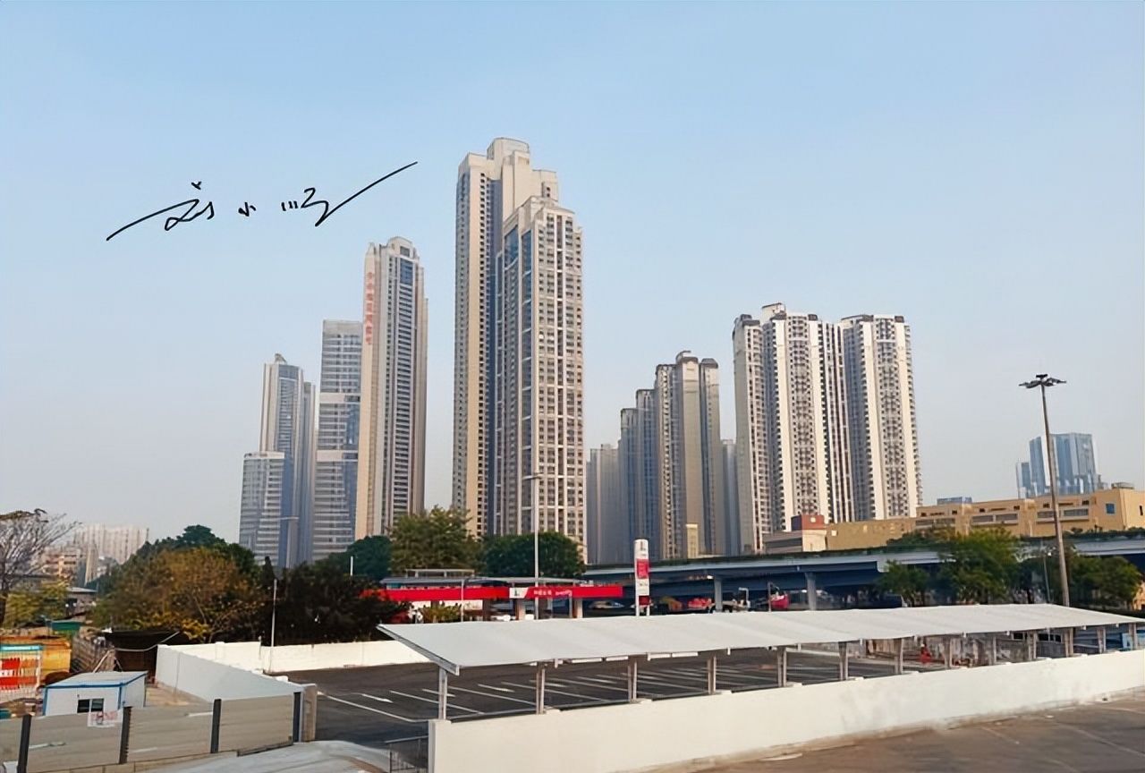 广州有个广钢新城就在荔湾区高楼很密集房价还已经很贵