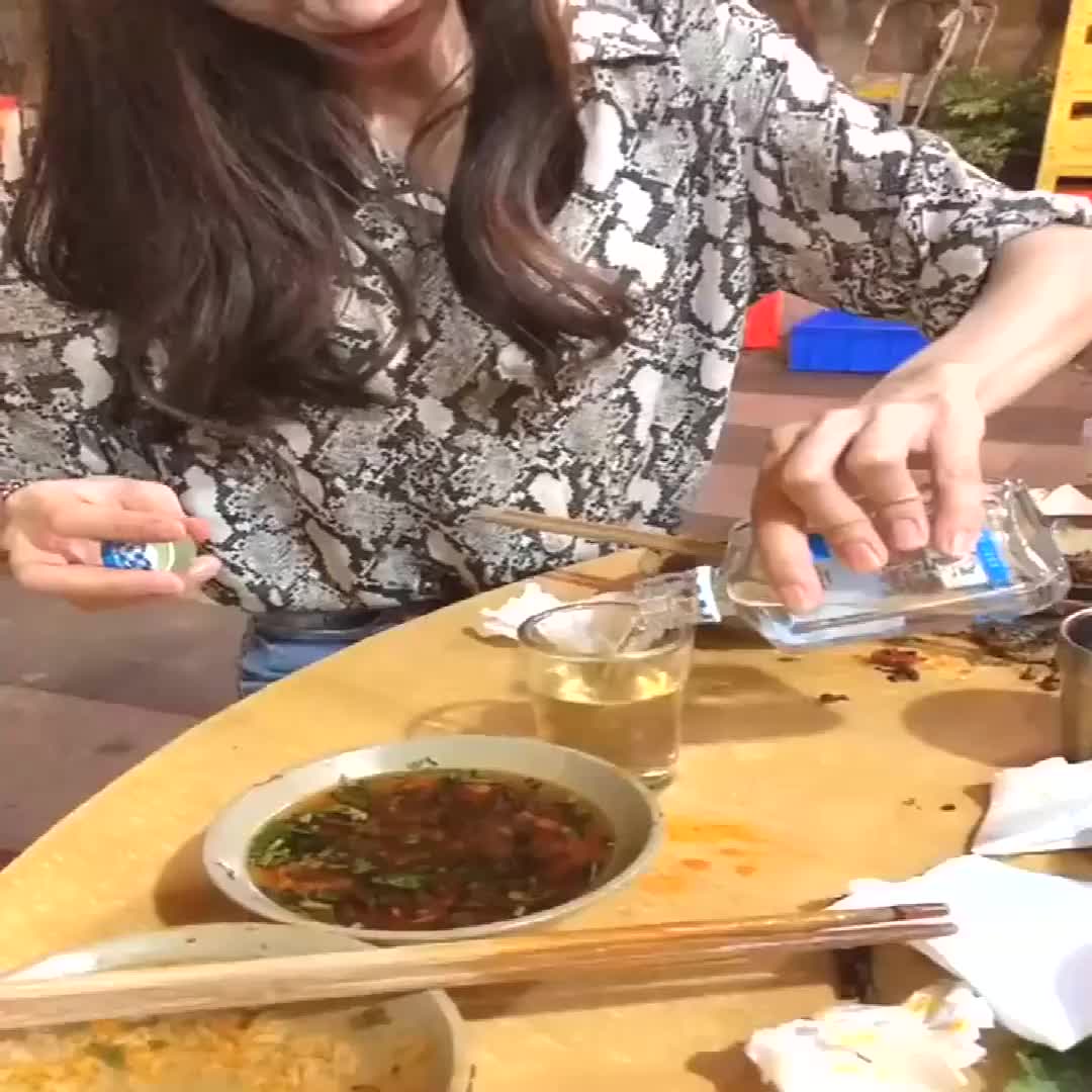 妹子不是不喝酒喝起酒来老哥都怀疑这不是自己媳妇