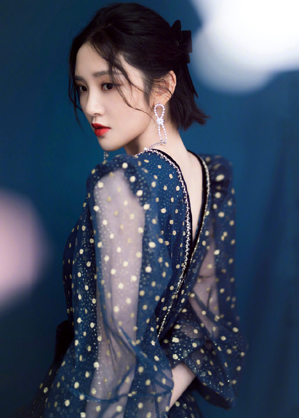 唐艺昕 头戴黑色蝴蝶结身穿蓝色星空裙 一身装扮仙气十足