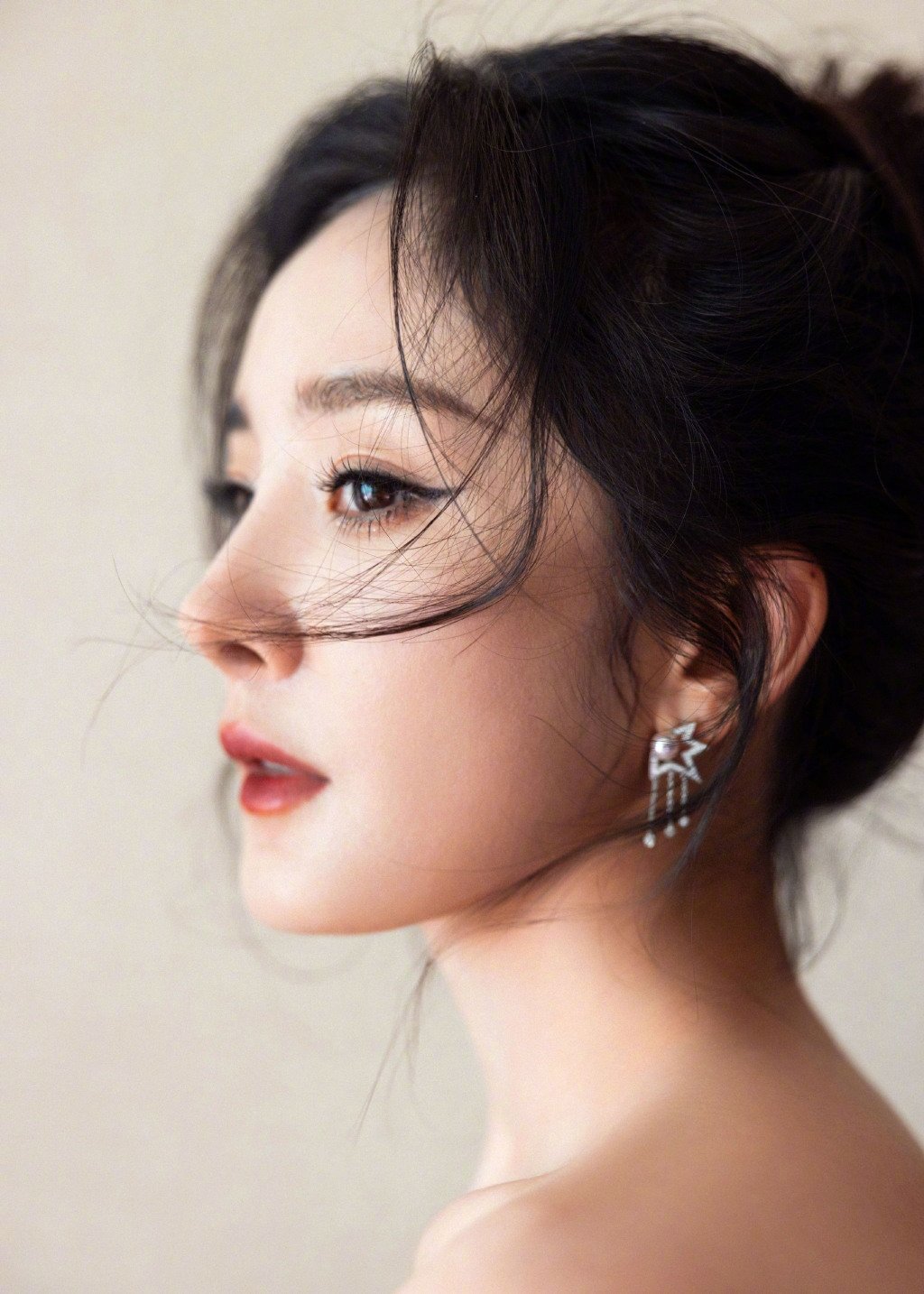 杨幂 一身黑色抹胸高开叉长裙搭配盘发造型，完美拿捏女神气质__财经头条