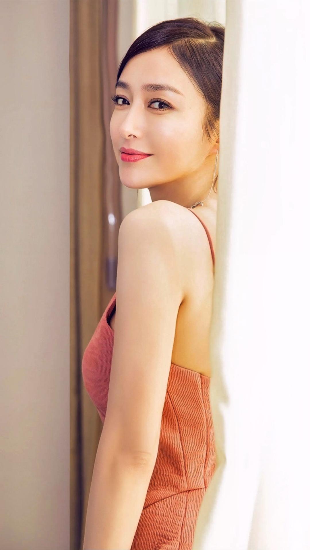 秦岚展示完美身材,一身粉嫩的吊带裙,衬得玲珑有致……__财经头条