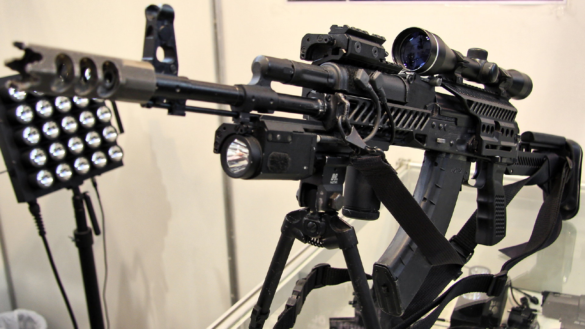 万国造变两国造:15万支美制枪不够用,又从俄引进ak203