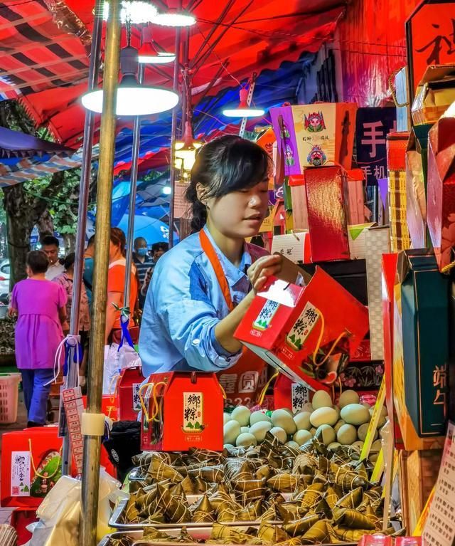 地摊经济端午专场,成都惊现粽子集市,不愧是世界级吃货城市