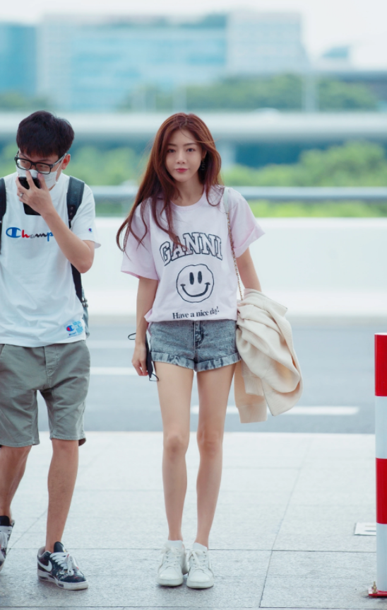 谁说腿直就好看看看邓家佳的月牙腿这才是男士最爱