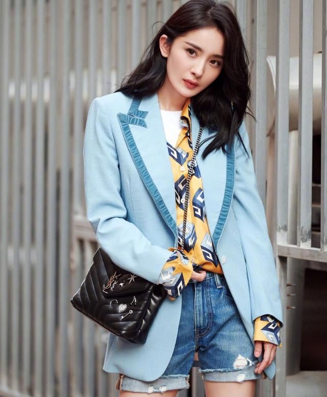 美女杨幂的春季穿搭,时尚又简单,增添舒适感!