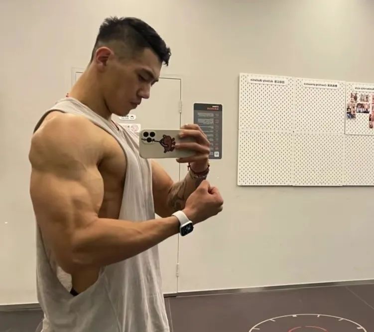 196cm杭州九头身肌肉教练火了网友这哪受得住