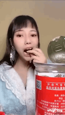 前阵子#黑蒜难吃#上了热搜,几个吃播在黑蒜面前接连翻车.