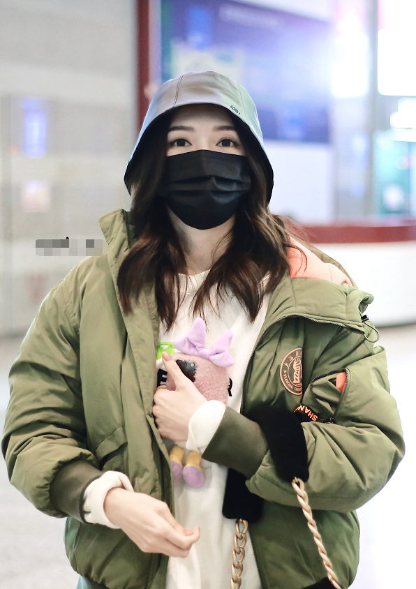 江疏影走机场真放得开大冬天学05后穿健美裤这腿她都比不过