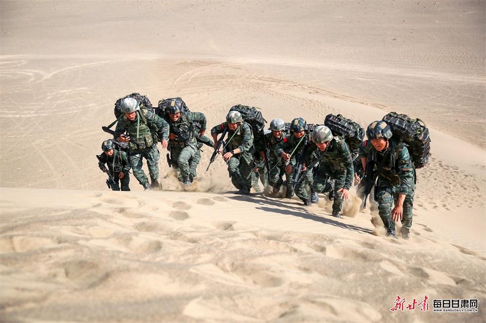 特战队员在沙漠中冲刺.特战队员进行捕歼战斗训练.